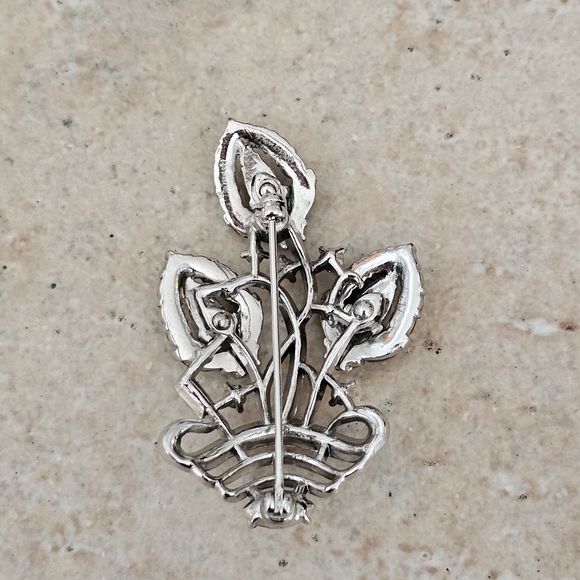 Vintage Crown Trifari Blue and Clear Rhinestone Basket Brooch - Picture 10 of 11